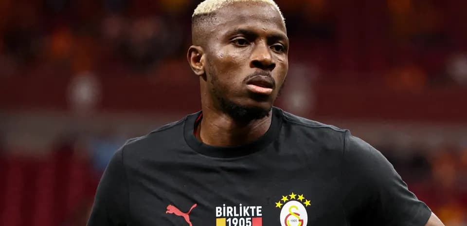 Jugador de Galatasaray en calentamiento antes del partido
