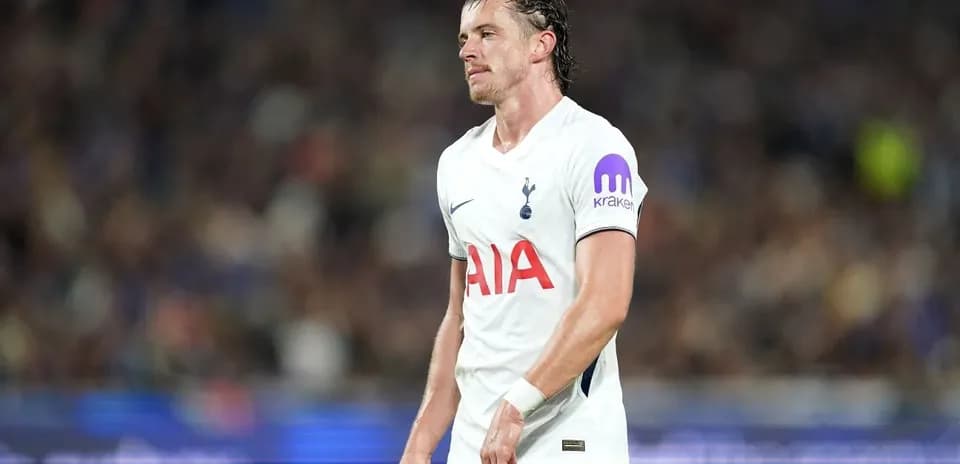 Jugador de Tottenham caminando en el campo durante el partido