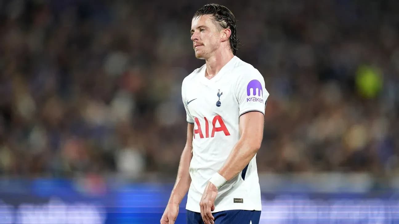 Jugador de Tottenham caminando en el campo durante el partido