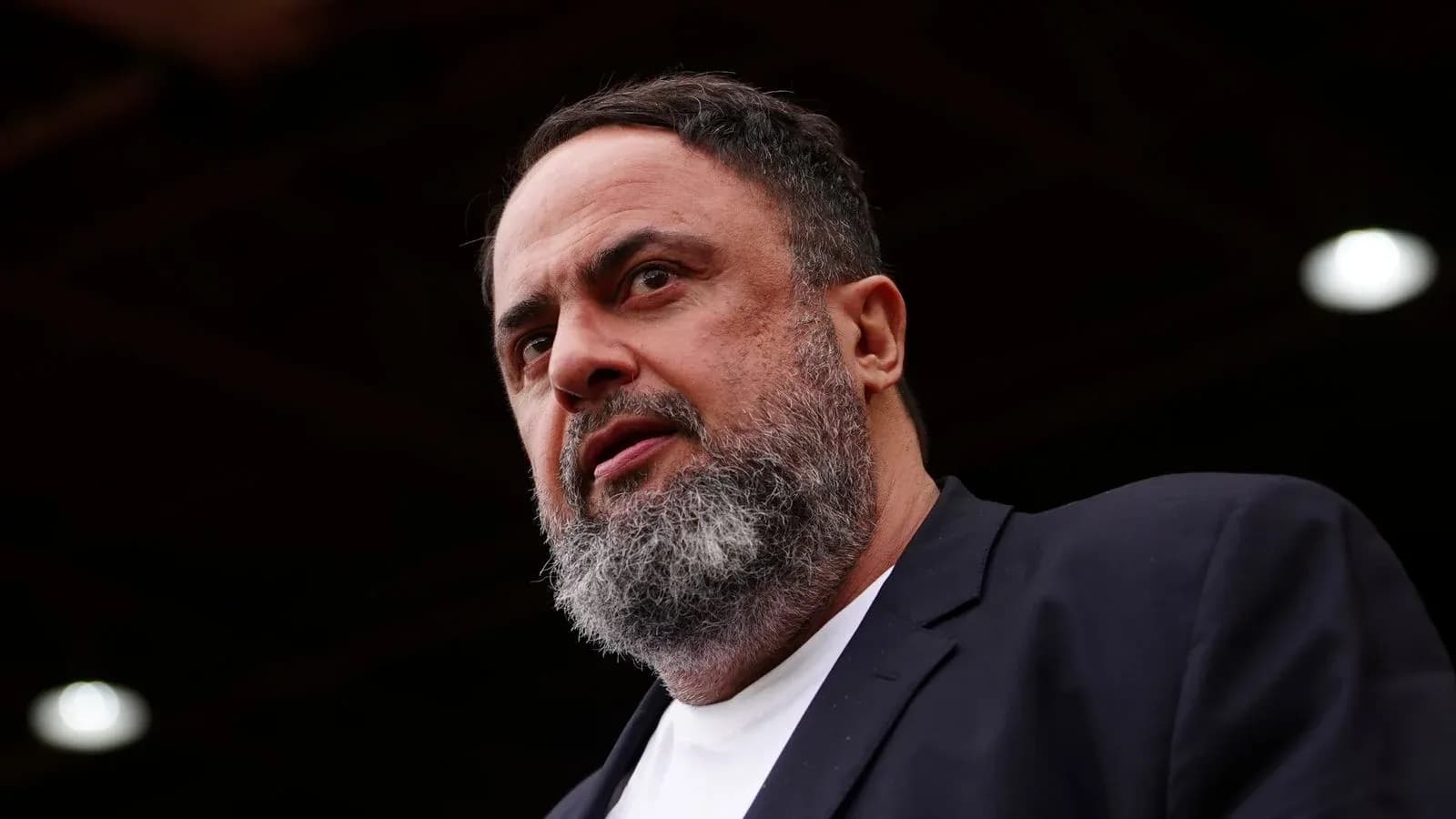 Hombre con barba en un evento deportivo