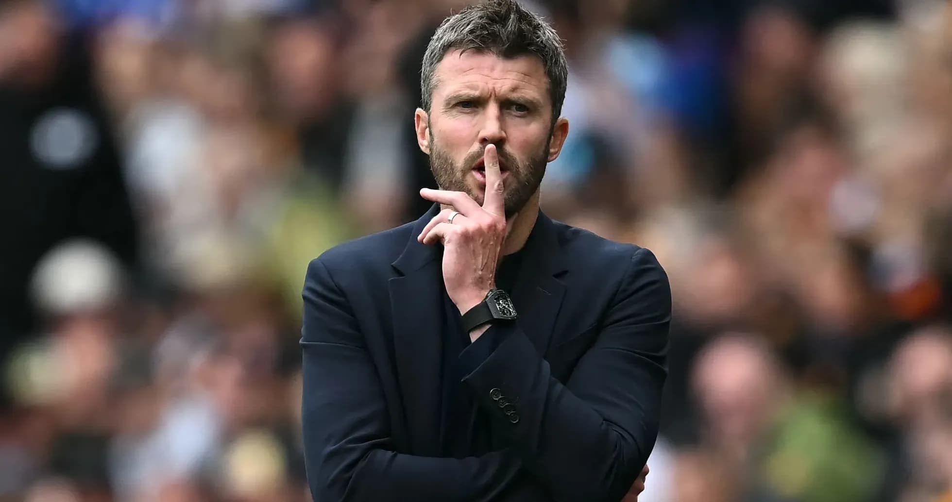 Entrenador haciendo gesto de silencio durante partido