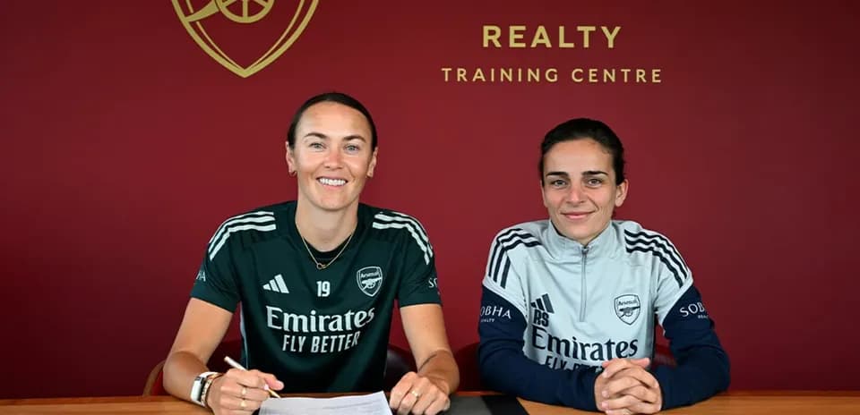 Jugadoras de Arsenal firmando contrato en centro de entrenamiento