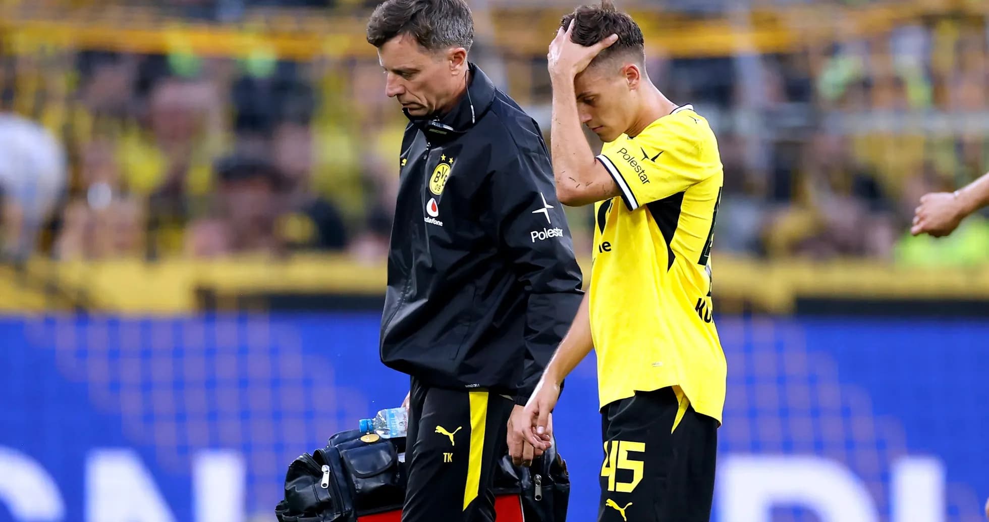 Jugador de Borussia Dortmund se retira con médico