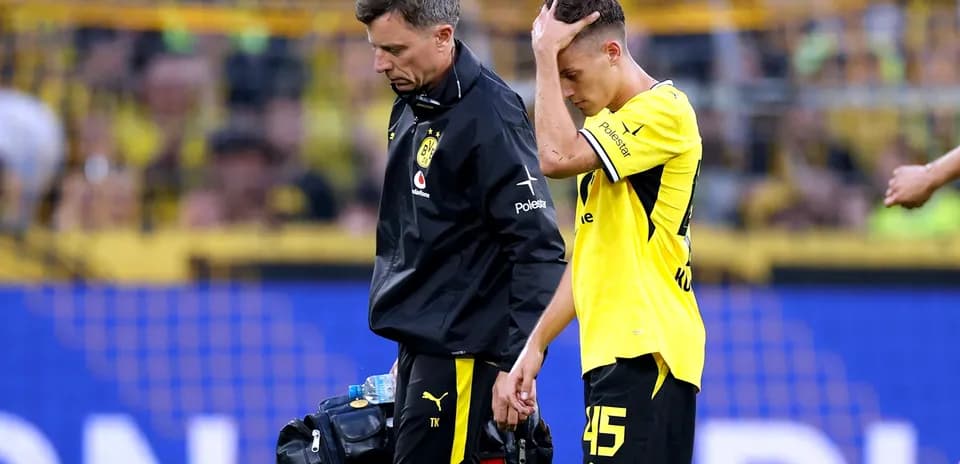 Jugador de Borussia Dortmund se retira con médico