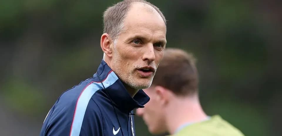 Entrenador dirigiendo a jugadores en entrenamiento