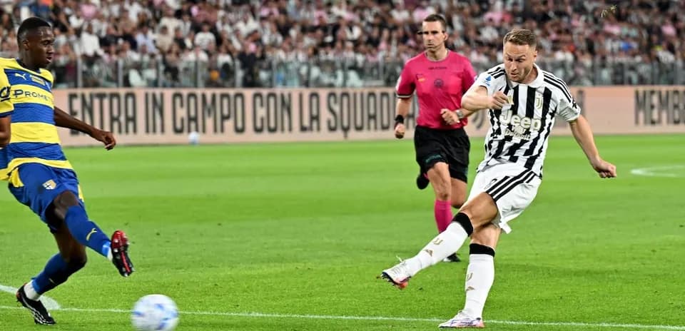 Jugador de Juventus disparando contra Parma
