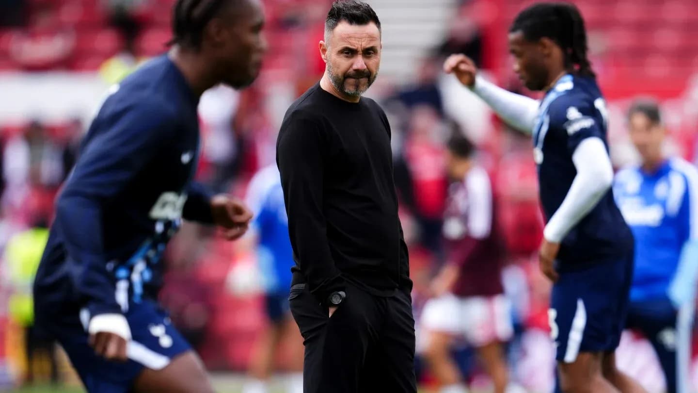 Entrenador observando jugadores en calentamiento previo al partido
