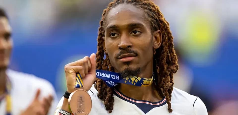Jugador mostrando medalla de bronce de la Copa Mundial