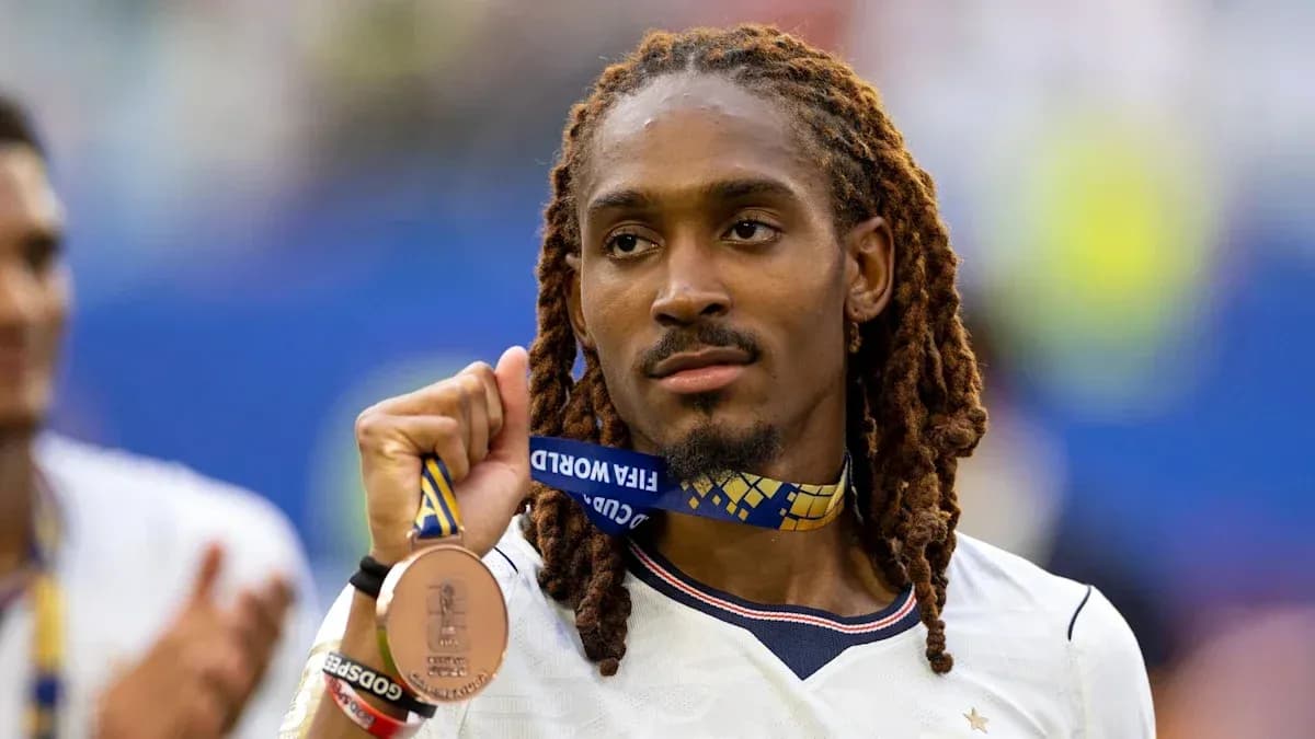 Jugador mostrando medalla de bronce de la Copa Mundial