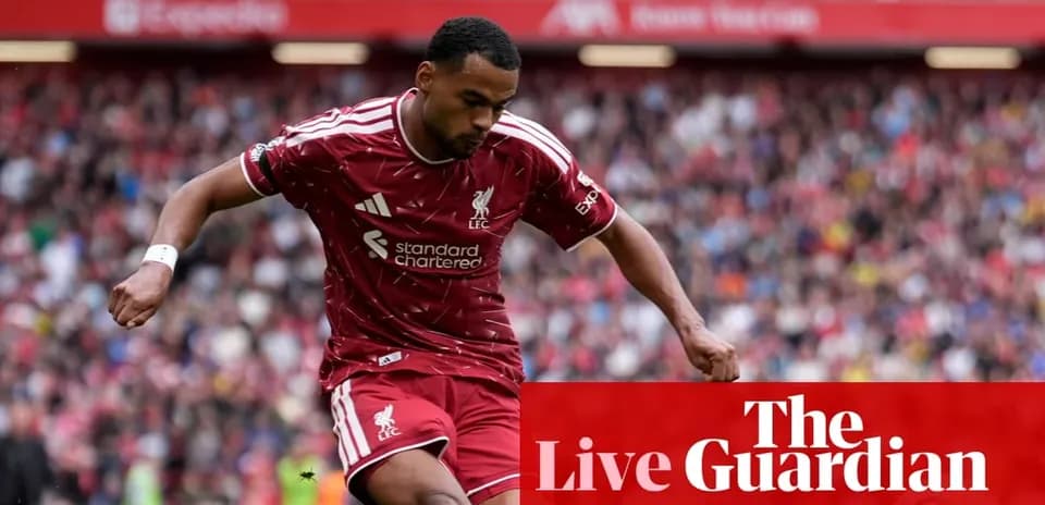 Jugador de Liverpool corriendo en el campo durante el partido