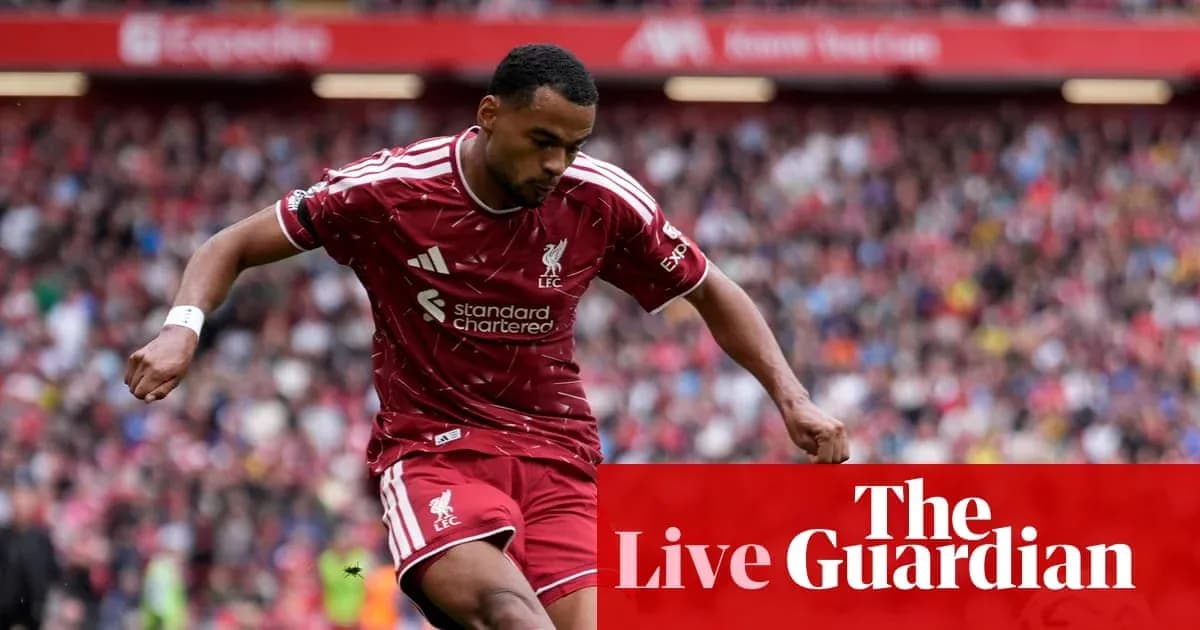 Jugador de Liverpool corriendo en el campo durante el partido