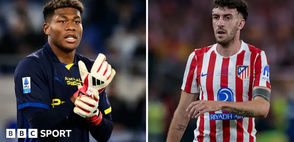 Portero y jugador de fútbol en acción durante un partido