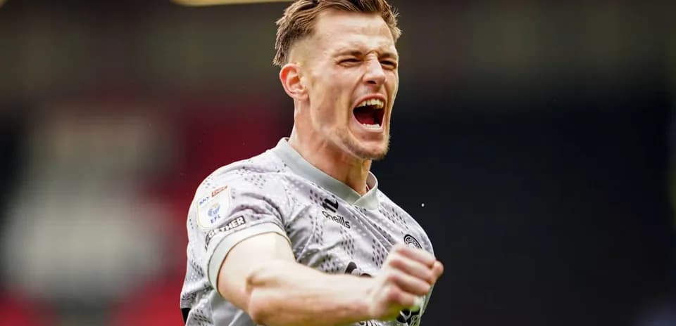 Jugador celebrando con entusiasmo durante un partido