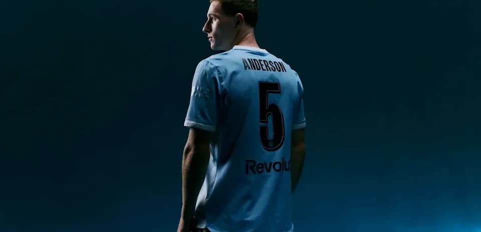 Jugador con camiseta azul y número 5 de espaldas