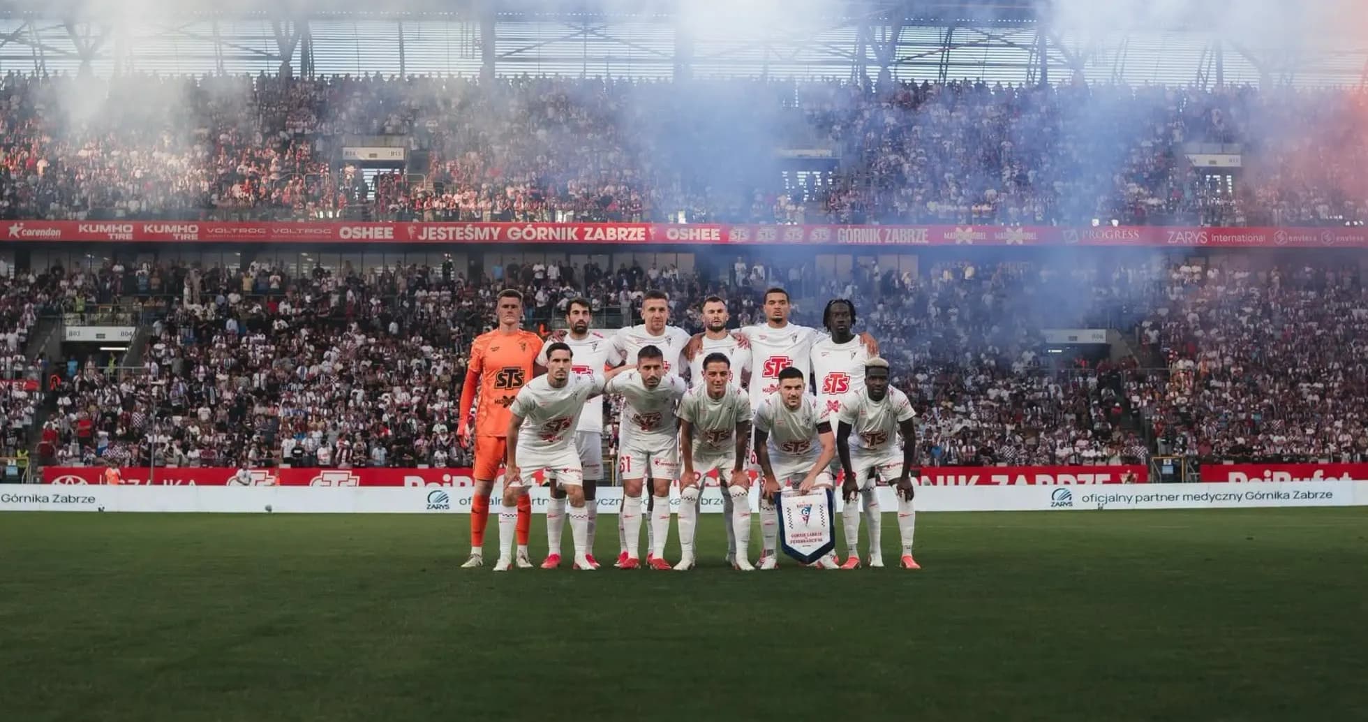 Equipo de Górnik Zabrze en el estadio