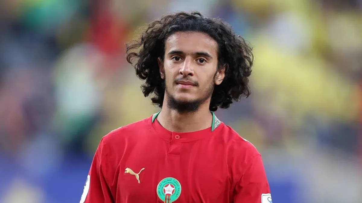 Jugador de Marruecos en uniforme rojo durante partido