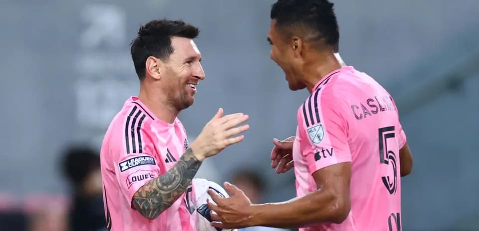 Lionel Messi y compañero celebrando durante el partido