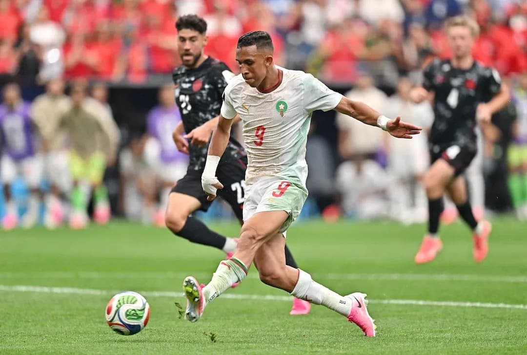 Jugador de Marruecos disparando a la portería