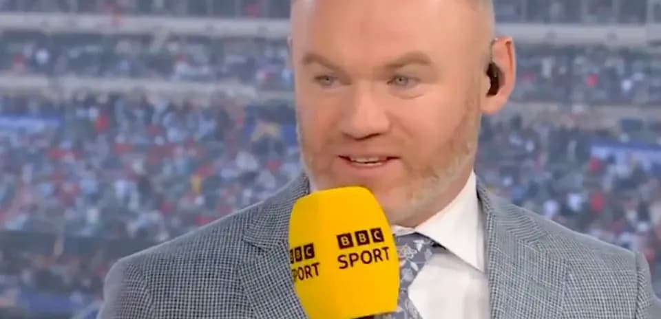 Presentador hablando en estudio con micrófono de BBC Sport