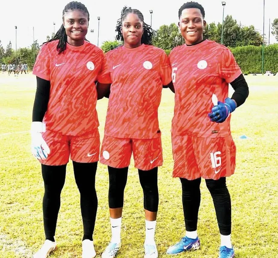 Tres jugadoras de fútbol en uniforme rojo posando