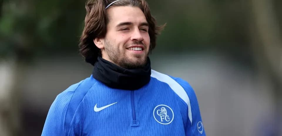 Jugador sonriendo durante entrenamiento con equipo