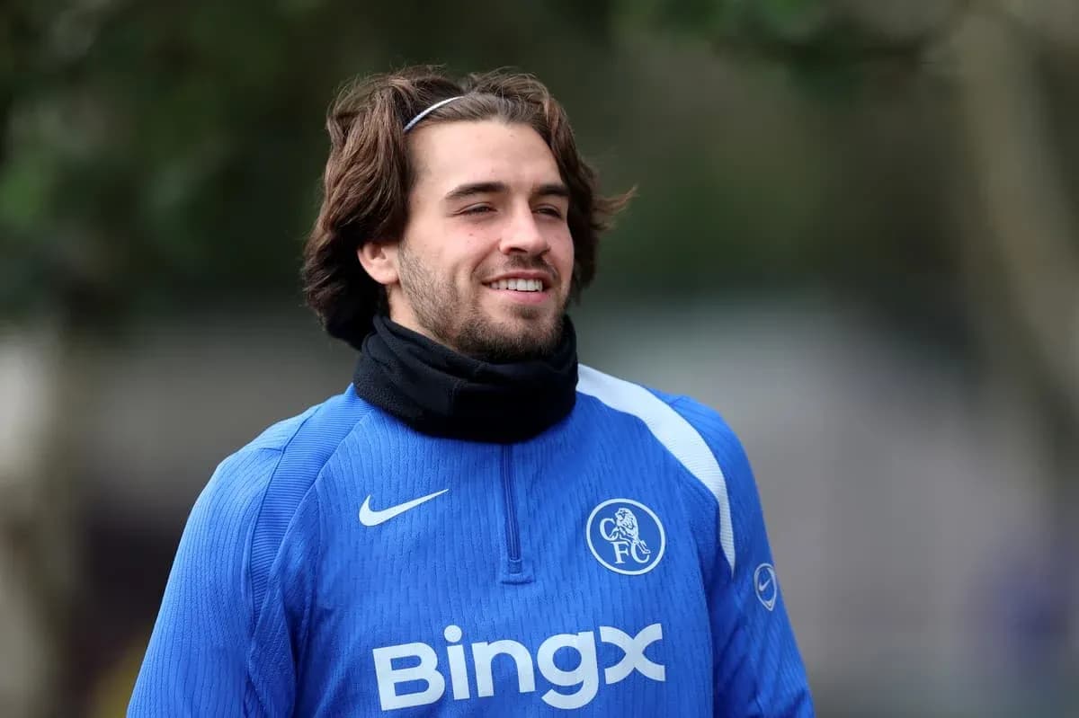 Jugador sonriendo durante entrenamiento con equipo