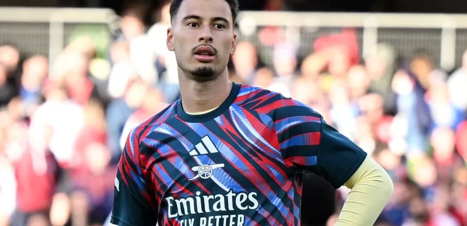 Portero con camiseta colorida en el campo
