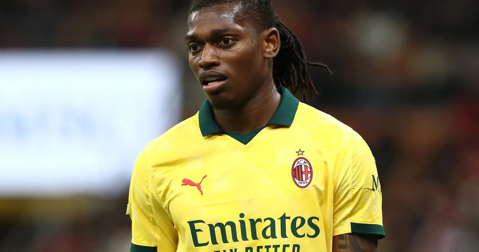 Jugador de AC Milan con camiseta amarilla en el campo