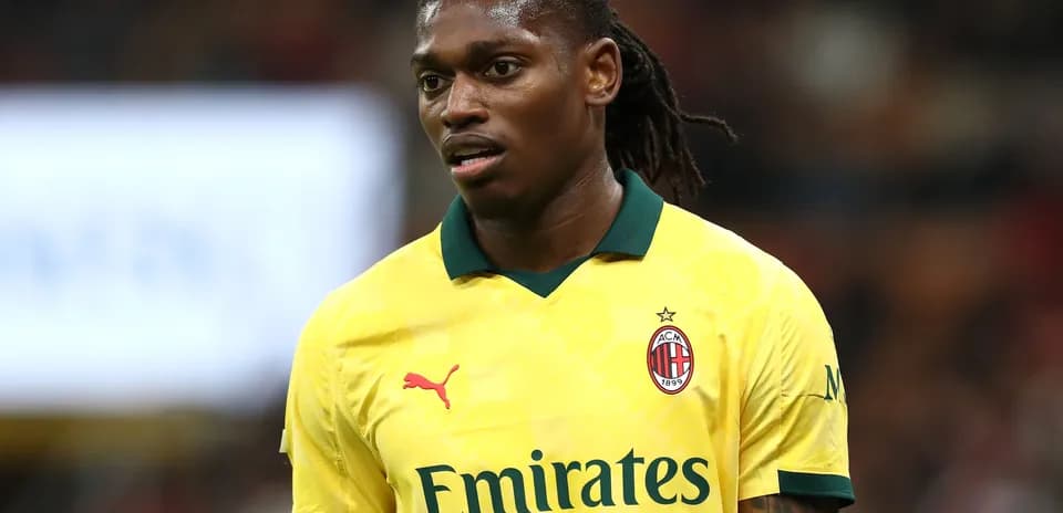 Jugador de AC Milan con camiseta amarilla en el campo