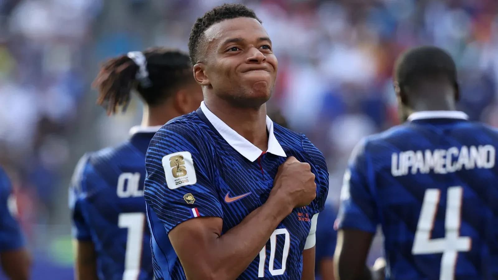 Kylian Mbappé celebrando con el equipo de Francia