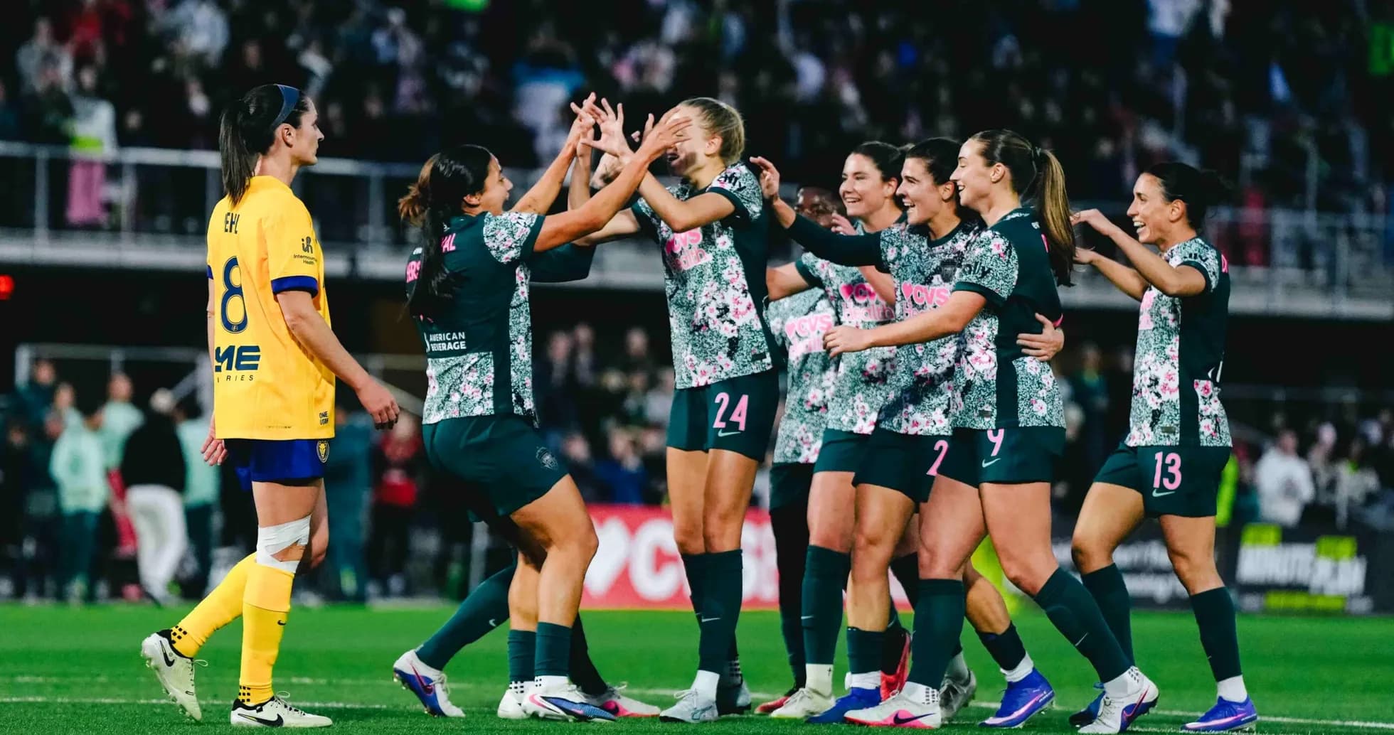 Jugadoras celebrando un gol en el partido