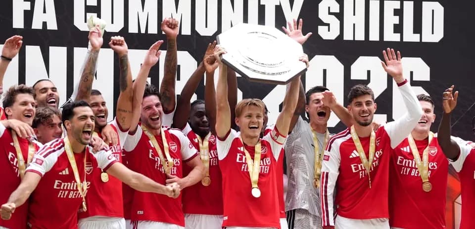 Jugadores del Arsenal celebrando la victoria con el trofeo