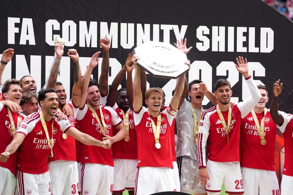 Jugadores del Arsenal celebrando la victoria con el trofeo