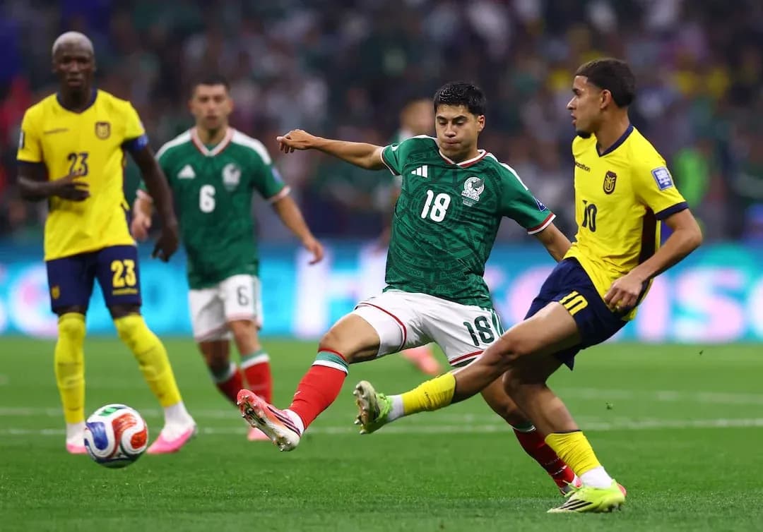Jugador mexicano compitiendo por el balón