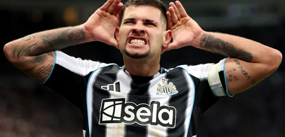 Jugador de Newcastle haciendo gesto hacia la afición