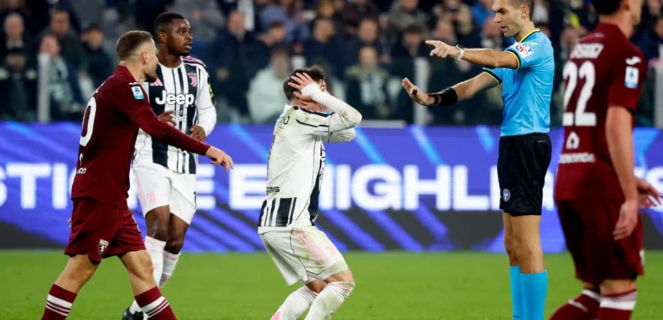 Jugadores de Torino y Juventus discutiendo con el árbitro
