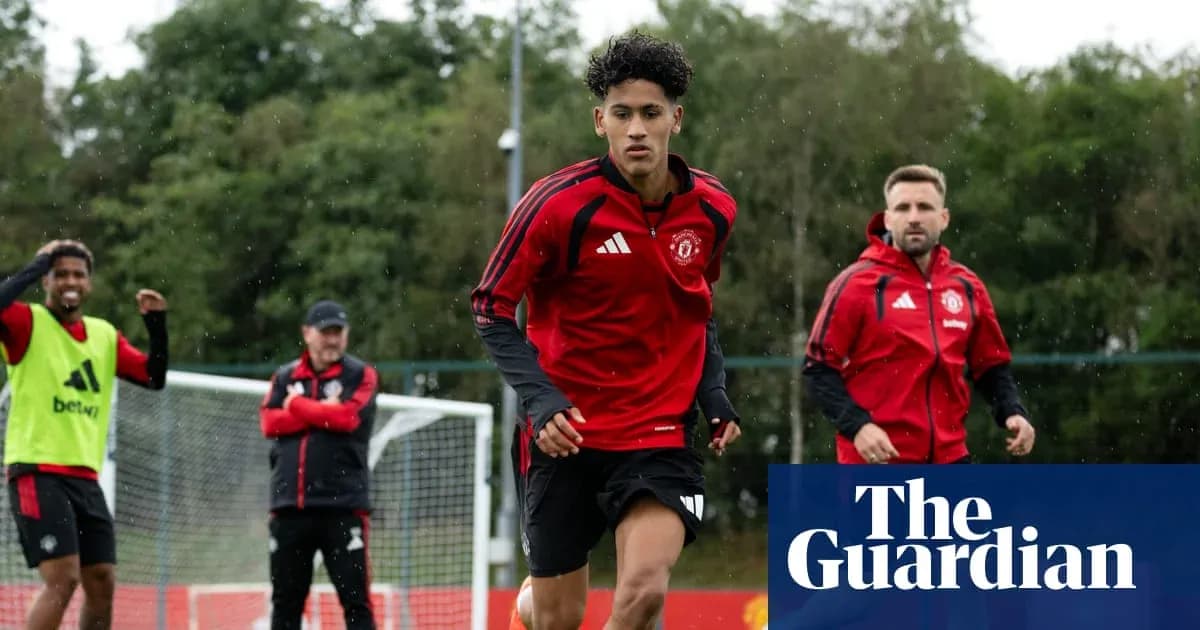 Jugadores de Manchester United entrenando bajo la lluvia