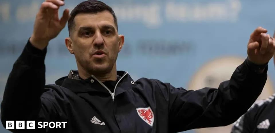 Entrenador dirigiendo a su equipo en sesión