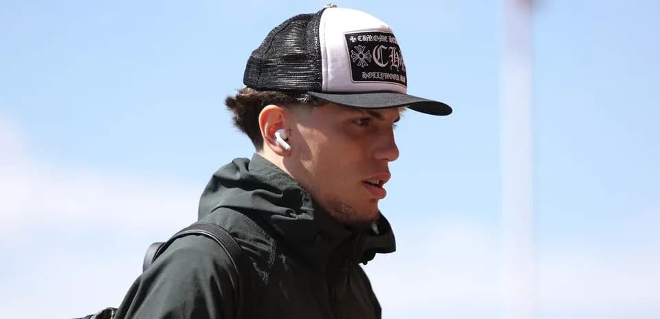 Jugador con gorra caminando hacia el estadio
