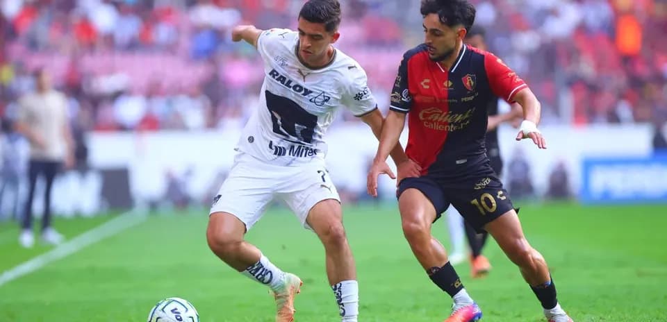 Dos jugadores compitiendo por el balón en el partido