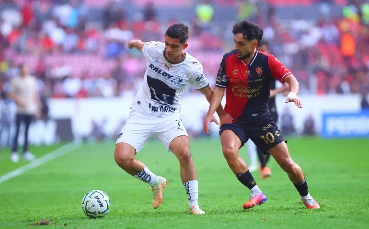 Dos jugadores compitiendo por el balón en el partido
