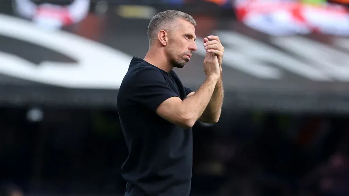 Entrenador gesticulando durante un partido de fútbol