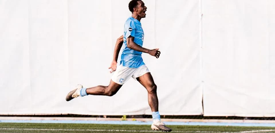 Jugador corriendo en el campo tras marcar gol