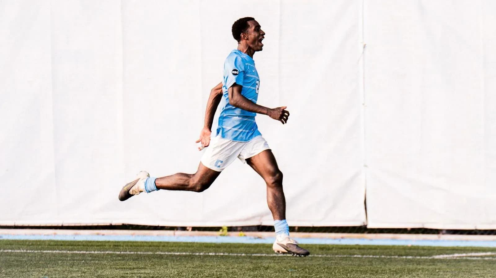 Jugador corriendo en el campo tras marcar gol