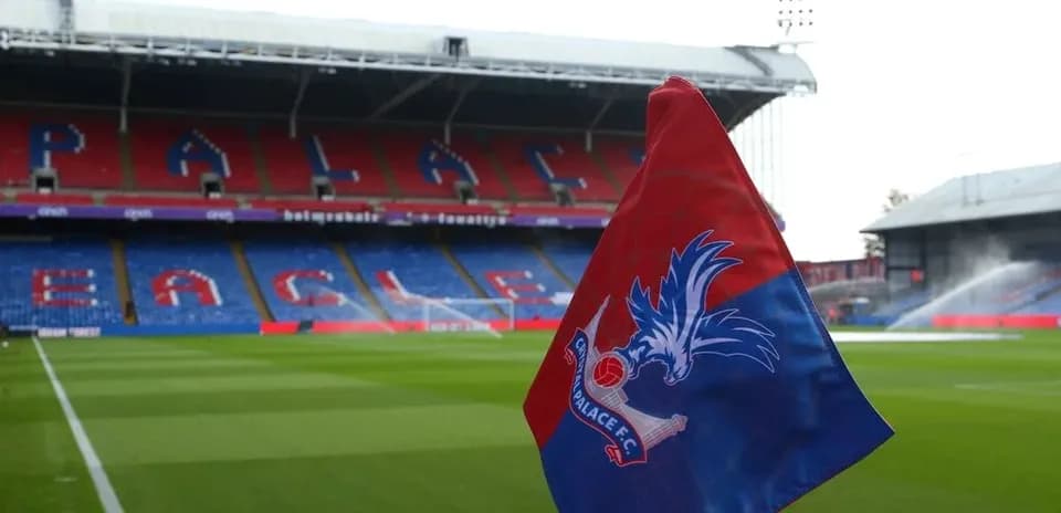 Esquina con bandera de Crystal Palace en el estadio