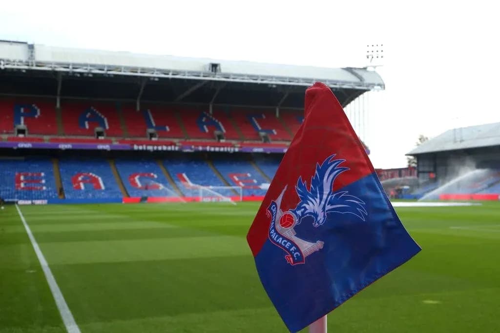 Esquina con bandera de Crystal Palace en el estadio