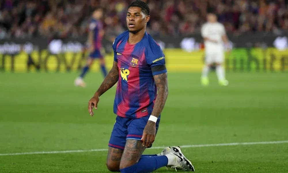Jugador de Barcelona arrodillado en el campo