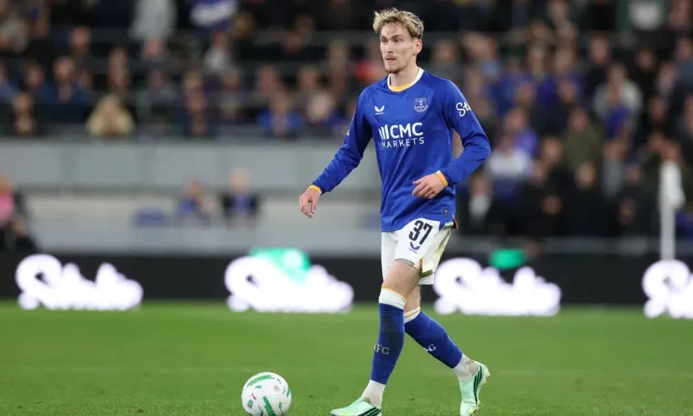 Jugador de Everton caminando en el campo de juego
