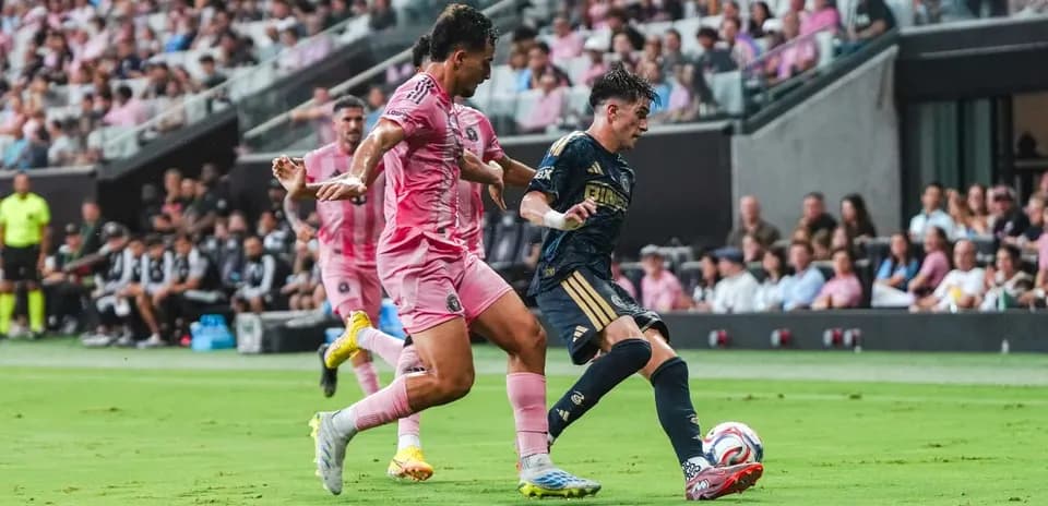 Dos jugadores compitiendo por el balón en el partido