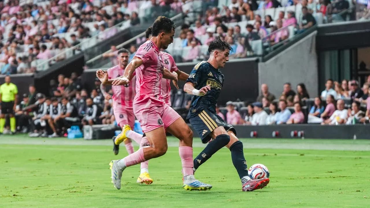 Dos jugadores compitiendo por el balón en el partido